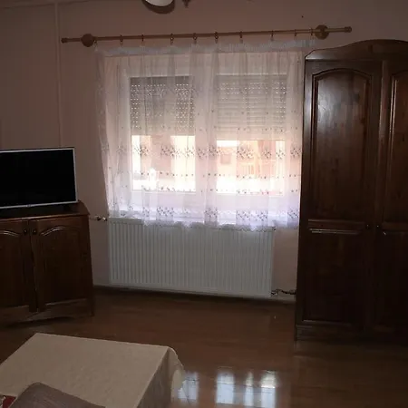 Kisasszony Apartment