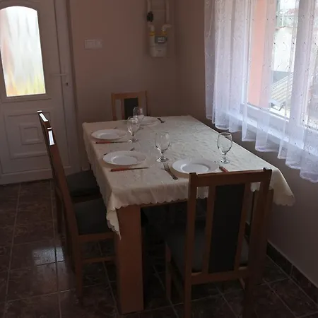 Kisasszony Эгер